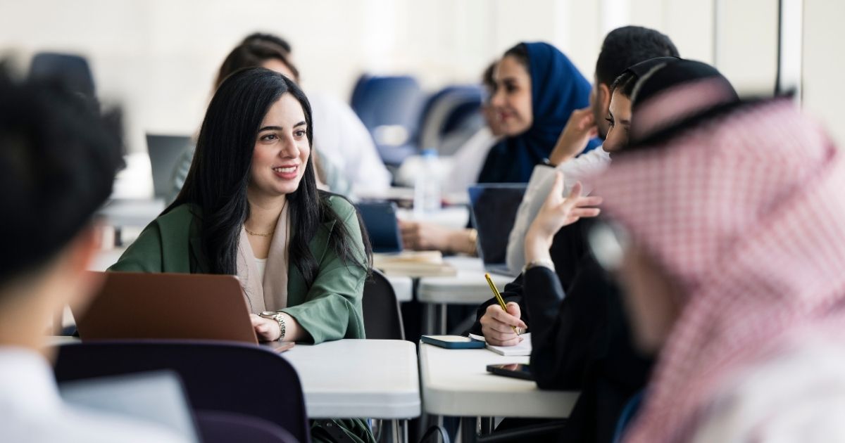 دراسة اللغة في أمريكا 2026: التكاليف، الفيزا