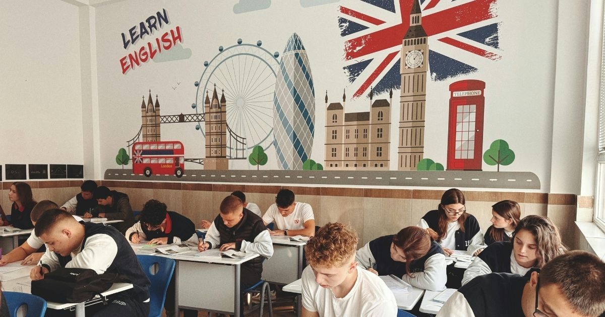 دراسة اللغة الانجليزية في بريطانيا: الموسوعة الشاملة للتكاليف والفيزا والسكن 2026